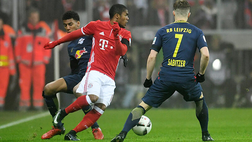 Douglas Costa - Note 1: Weltklasse in der ersten Halbzeit. Traf in der 18. Minute den Pfosten, reihte Tempodribbling an Tempodribbling, holte den Elfmeter vor dem 3:0 heraus. Costas beste Saisonleistung.