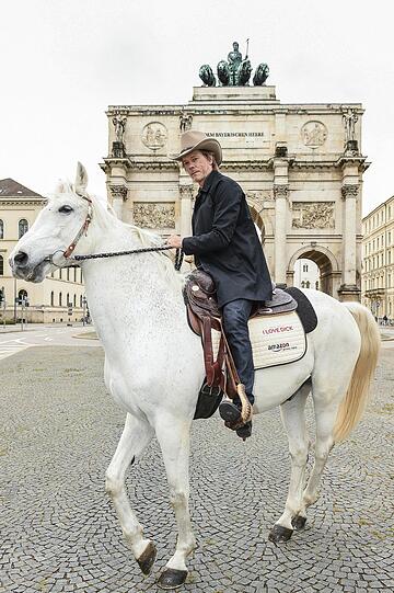 Kevin Bacon auf einem Schimmel vor dem Siegestor