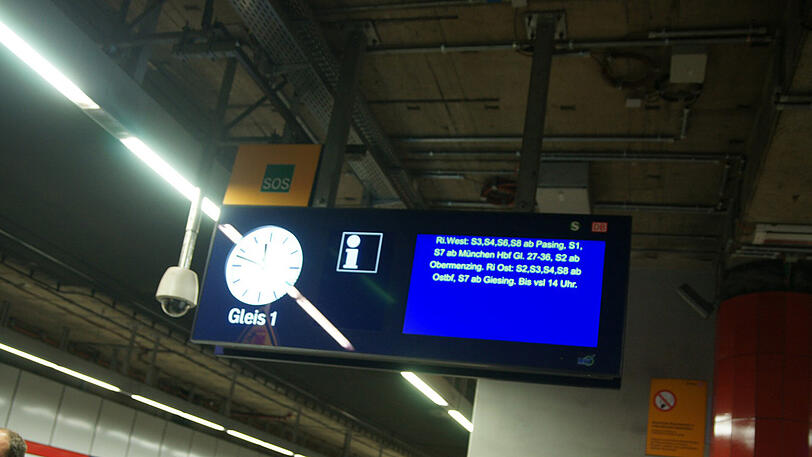 Am Dienstagvormittag kam es für mehrere Stunden zu Behinderungen auf der S-Bahnstammstrecke. Hier: Bilder von der S-Bahnhaltestelle am Hauptbahnhof.