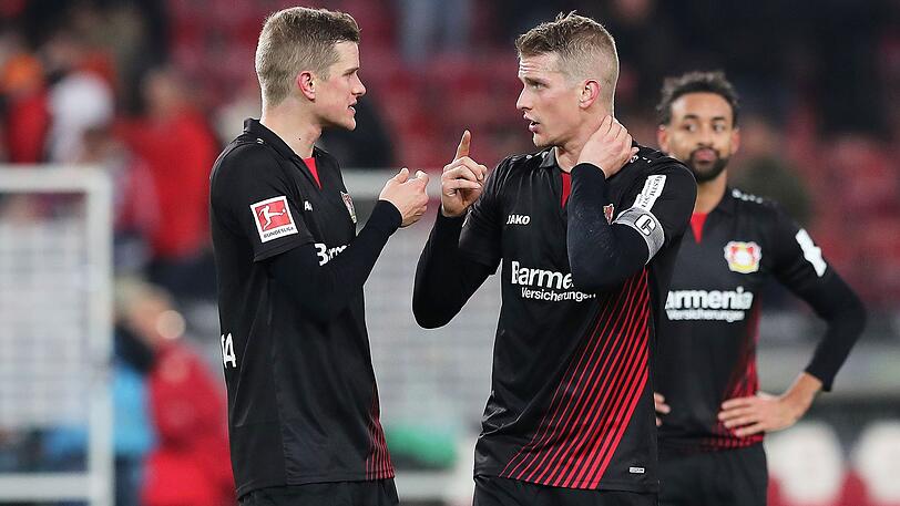 2009 zieht es die beiden gemeinsam aus Giesing fort. Lars (re.) geht zu Bayer Leverkusen, wird Kapitän der Werkself. Mit dem DFB-Team fährt er 2012 zur EM nach Polen und in die Ukraine, bei der er im letzten Vorrundenspiel gegen Dänemark trifft. Sven geht 2009 zum BVB, mit dem er 2011 Meister wird und 2012 das Double holt. Immer wieder werfen ihn Verletzungen zurück. Schließlich wechselt auch er 2017 nach Leverkusen.