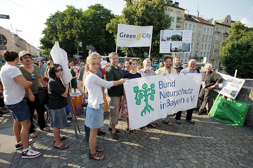 Die Demo für den Erhalt der Kastanien und gegen den neuen Luxus-Wohnklotz: "Baumrecht vor Baurecht" und "Den Bauherren nicht die Stadtplanung überlassen" stand auf den Transparenten der Demonstranten.