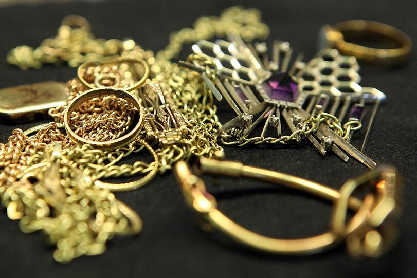Goldschmuck: Wer ihn nicht trägt, kann ihn immer noch zum Altgoldhändler tragen.