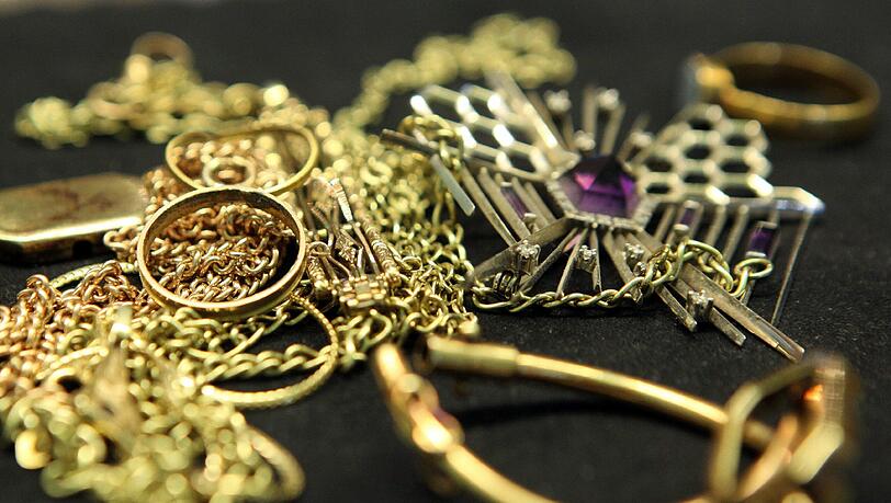 Goldschmuck: Wer ihn nicht trägt, kann ihn immer noch zum Altgoldhändler tragen. Goldschmuck: Wer ihn nicht trägt, kann ihn immer noch zum Altgoldhändler tragen.