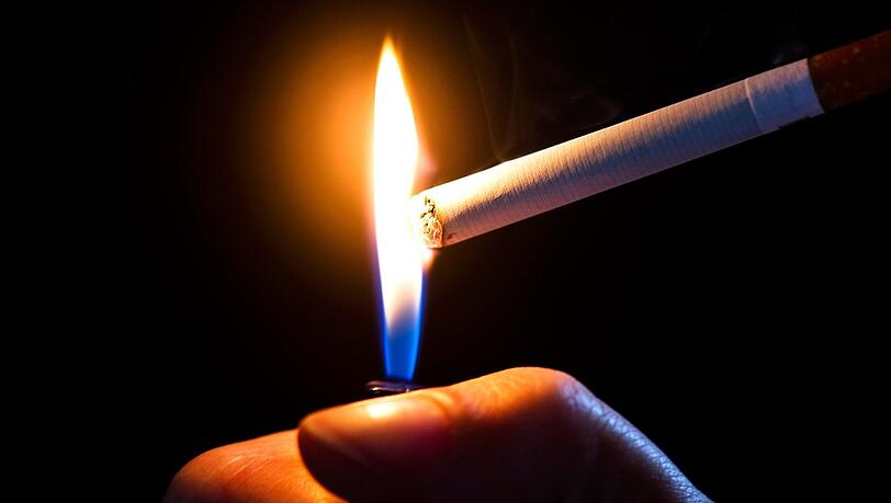Bei dem Versuch sich eine Zigarette anzustecken, entzündete der 39-Jährige auch das angesammelte Gas in der Baugrube. (Symbolbild)