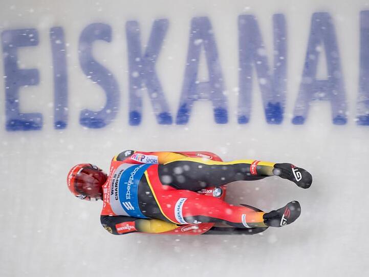 Felix Loch rast im Eiskanal von Altenberg zum Sieg.