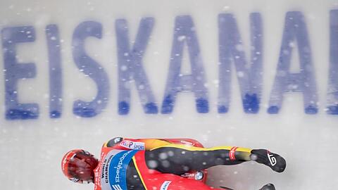 Felix Loch rast im Eiskanal von Altenberg zum Sieg.