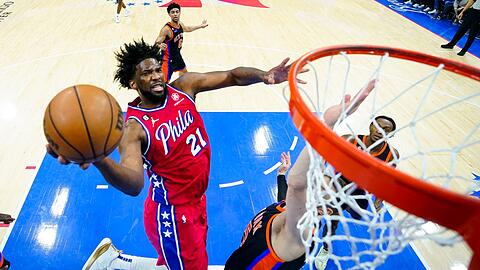 Joel Embiid (l) von den Philadelphia 76ers zieht zum Korb.