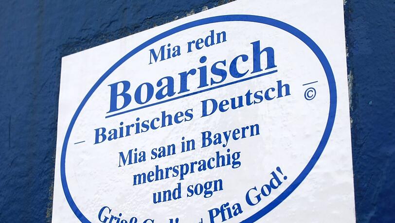 Bildnummer: 54427419 Datum: 14.08.2010 Copyright: imago/Ralph Peters14.08.2010; Schriftzug in bayerischem Dialekt Wir Reden Bayerisch und bayerisches Deutsch an einer Wand in der Innenstadt in München Gesellschaft Objekte Bayern Dialekt Sprache Sprachkultur Kultur kbdig xub 2010 quer Kultur, SPrache, Dialekt, GEsel Bildnummer 54427419 Date 14 08 2010 Copyright Imago Ralph Peters 14 08 2010 emblem in Bayerischem Dialect We Speeches Bavarian and Bavarian German to a Wall in the Inner city in Munich Society Objects Bavaria Dialect Language Language culture Culture Kbdig 2010 horizontal Culture Language Dialect Gesel