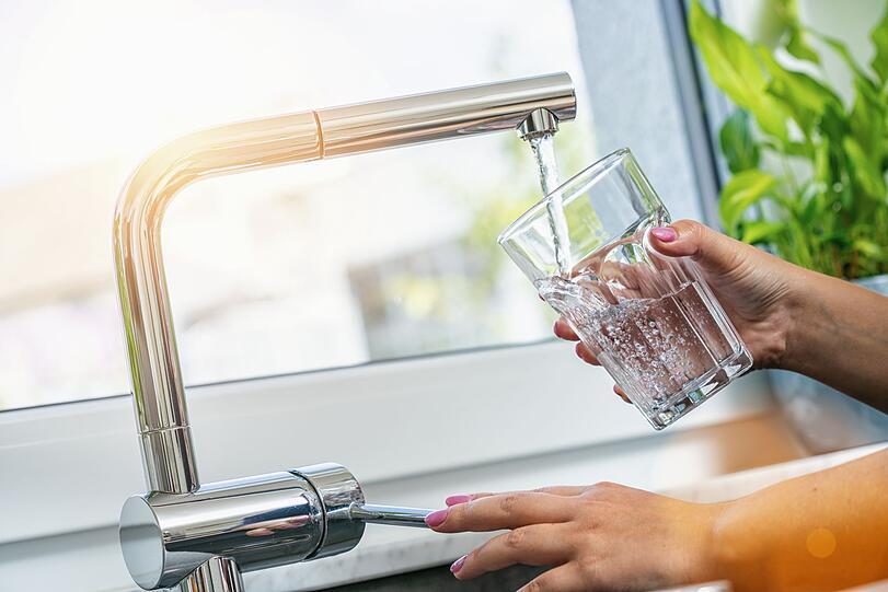 Sie k&ouml;nnen es wahrscheinlich nicht mehr h&ouml;ren, aber es stimmt: Trinken Sie viel Wasser. Wer andere Getr&auml;nke durch Wasser ersetzt, spart 100 Prozent Kalorien, denn es ist kalorienlos.
