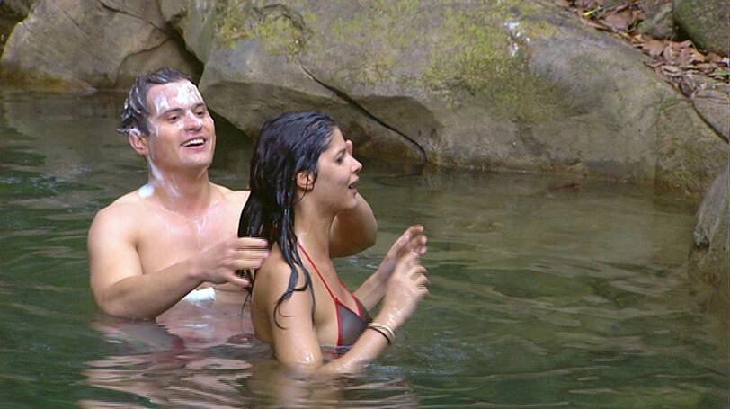 Dschungelcamp-Zuschauer wissen: Nein. Zwischen Rocco und Micaela hat es nicht so richtig gefunkt. Dafür baggerte die Schönheit bald an einem anderen herum...