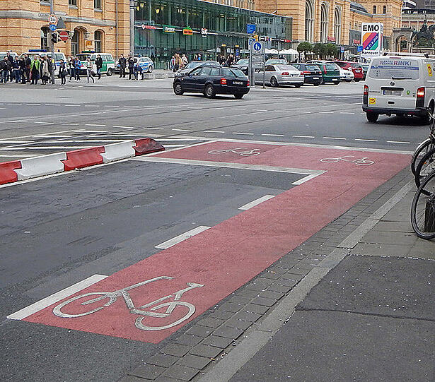 Auf &bdquo;aufgeweiteten Radaufstellstreifen&ldquo; dürfen sich Radfahrer an einer Ampel vor den Fahrzeugen aufstellen &ndash; ein Plus an Sicherheit für links abbiegende und geradeaus fahrende Radfahrer.