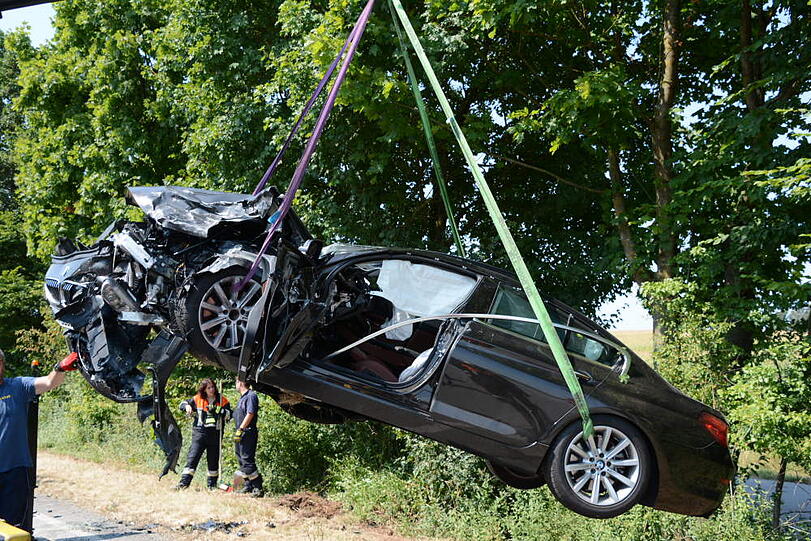 Ein 24-jähriger VW-Fahrer stirbt nach einem Frontalzusammenstoß mit einem BMW. Die Bilder von der Unglücksstelle.