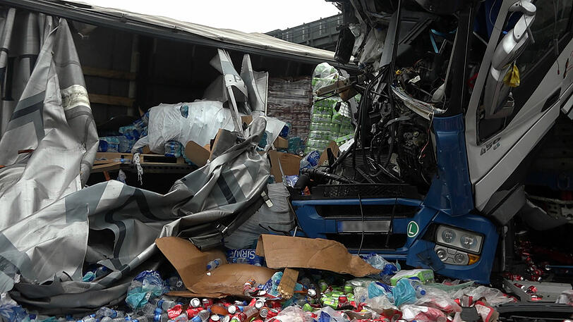 Bei einem schweren Lkw-Unfall auf der A6 behinderten dreiste Gaffer die Rettungsmaßnahmen massiv. Die Bilder von der Unfallstelle.