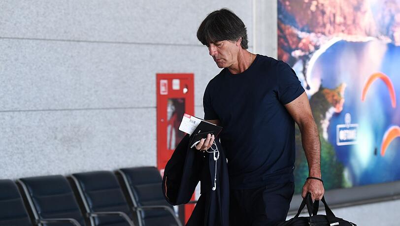 Bundestrainer Joachim Löw im Flughafen in Wnukowo. Bundestrainer Joachim Löw im Flughafen in Wnukowo.