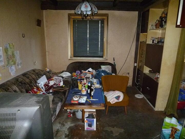 Das Haus von Innen. Es ist wohl seit Längerem nicht aufgeräumt worden.