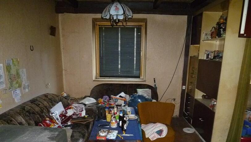 Das Haus von Innen. Es ist wohl seit Längerem nicht aufgeräumt worden. Das Haus von Innen. Es ist wohl seit Längerem nicht aufgeräumt worden.