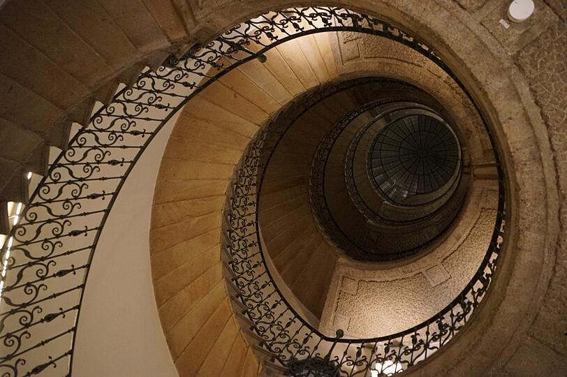 Hinauf zum Speisen (und Schauen) geht&rsquo;s über die denkmalgeschützte Wendeltreppe.