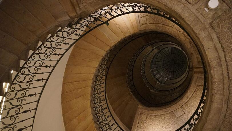Hinauf zum Speisen (und Schauen) geht’s über die denkmalgeschützte Wendeltreppe. Hinauf zum Speisen (und Schauen) geht’s über die denkmalgeschützte Wendeltreppe.