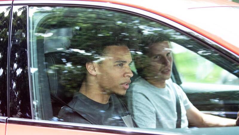 Angekommen in München: Leroy Sané (l) fährt beim FC Bayern vor. Angekommen in München: Leroy Sané (l) fährt beim FC Bayern vor.