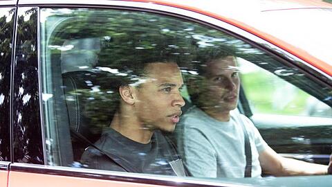 Angekommen in München: Leroy Sané (l) fährt beim FC Bayern vor.