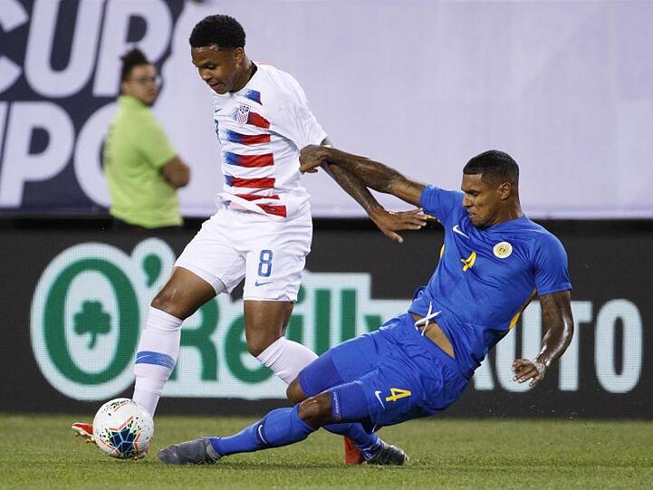 US-Spieler Weston Mckennie (l) gegen Darryl im Duell um den Ball mit Lachman von Curacao.