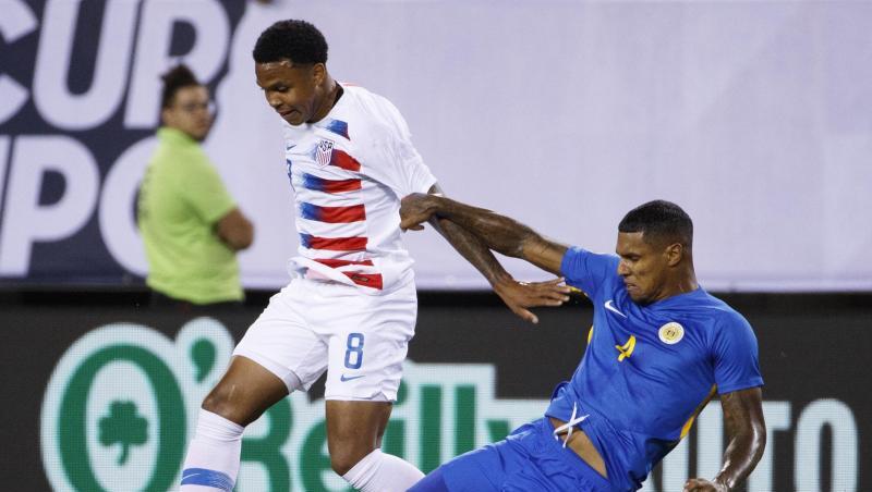US-Spieler Weston Mckennie (l) gegen Darryl im Duell um den Ball mit Lachman von Curacao. US-Spieler Weston Mckennie (l) gegen Darryl im Duell um den Ball mit Lachman von Curacao.