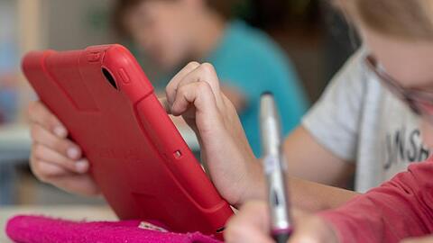 Grundschüler nutzen ein Tablet. Foto: Armin Weigel/Archiv