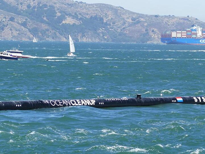 Nach weniger als drei Monaten im Pazifik muss der Plastikmüll-Fänger "The Ocean Cleanup" beschädigt wieder an Land geschleppt werden.