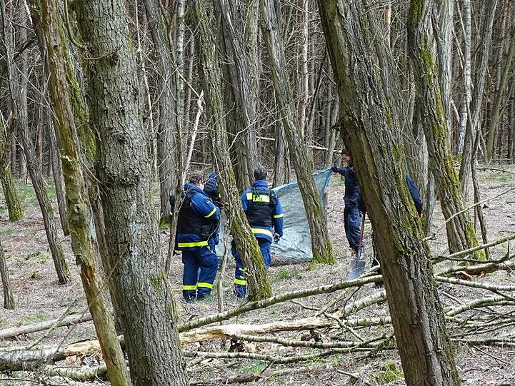 Kräfte des Technischen Hilfswerks (THW) und der Polizei suchen nahe des Herzberger Sees weiter nach der verschwundenen Rebecca.