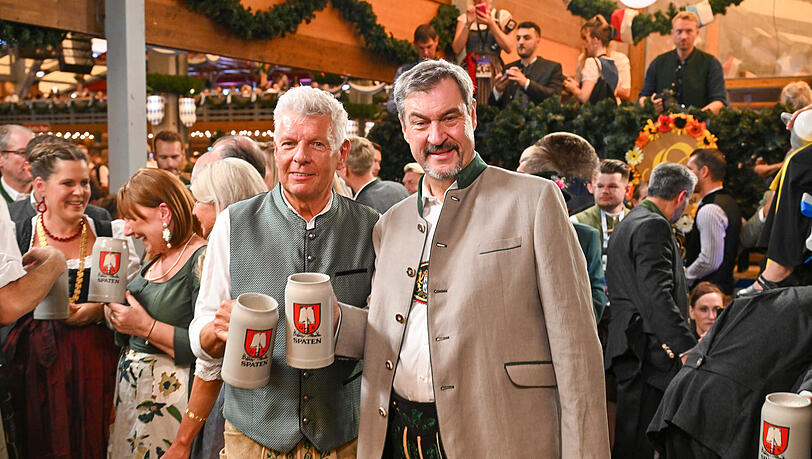 OB Dieter Reiter (SPD) und Ministerpräsident Markus Söder (CSU) beim Anstich im Schottenhamel-Festzelt zur Wiesn 2024.
