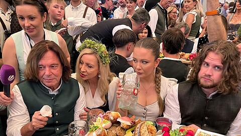 Jürgen Drews (l.) ist auf dem Oktoberfest zu Gast.