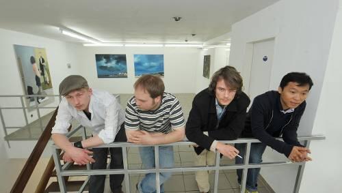 Vier Jungmaler mit gegenseitiger Sympathie: Kai Klahre, Jochen Pankrath, Szilard Huszank und Ben Li (v.li.) in der Akademie-Galerie. Im Hintergrund Huszanks neue Marseille-Bilder. Vier Jungmaler mit gegenseitiger Sympathie: Kai Klahre, Jochen Pankrath, Szilard Huszank und Ben Li (v.li.) in der Akademie-Galerie. Im Hintergrund Huszanks neue Marseille-Bilder.