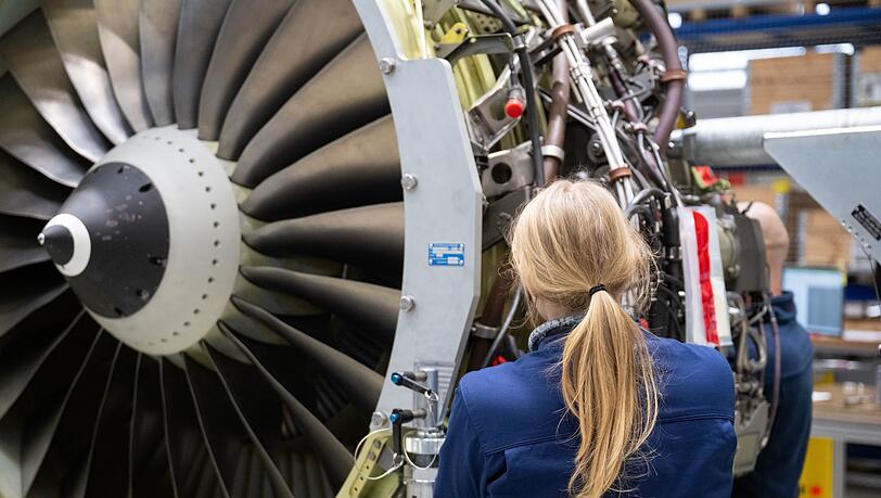 Eine MTU-Mitarbeiterin bei der Wartung einer Turbine. (Archiv)