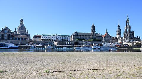 Ausgetrocknetes Ufer - auch in Dresden. (Archivbild)