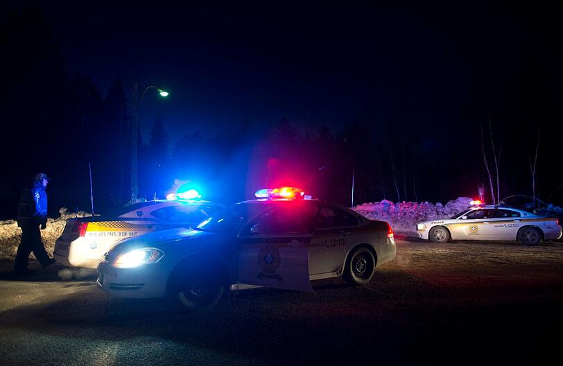 Polizisten in Quebec blockieren auf der Suche nach den entflohenen Gefangenen die Straße. Diese waren am hellichten Tag mit einem Hubschrauber geflohen.