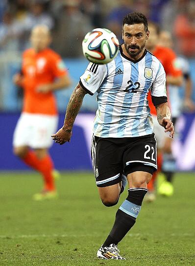 ...Lavezzi ist ein ganz anderer Typ: Der Offensivmann von Paris St.-Germain beackert die linke Spielfeldseite. Muskelprotz, technisch beschlagen. Kann auch hinten aufräumen, ist aber noch ohne Tor. Der Punkt geht an Argentinien. Stand: 6,5:3,5