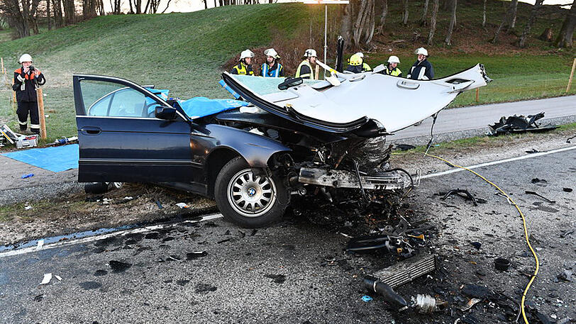 Schwerer Unfall bei Traunstein - zwei Personen schwer verletzt.