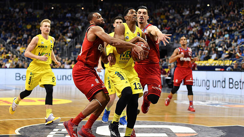 Können die Niederlage in Berlin nicht verhindern: Bayerns Redding (l.) und Djedovic (r.).