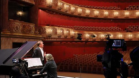 Der Bassist Günther Groissböck mit dem Pianisten Gerold Huber beim Montagskonzert im leeren Nationaltheater.