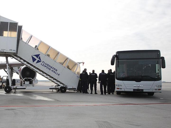 Die Zahl der durchgeführten Abschiebungen ist 2019 erneut gesunken. (Symbolbild)