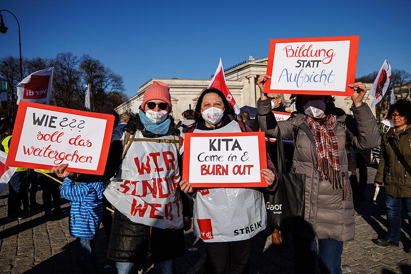Demonstrationsteilnehmerinnen während der Verdi-Kundgebung von Beschäftigten im Sozial- und Erziehungsdienst auf dem Königsplatz.