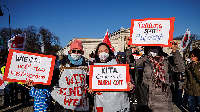 Demonstrationsteilnehmerinnen während der Verdi-Kundgebung von Beschäftigten im Sozial- und Erziehungsdienst auf dem Königsplatz.