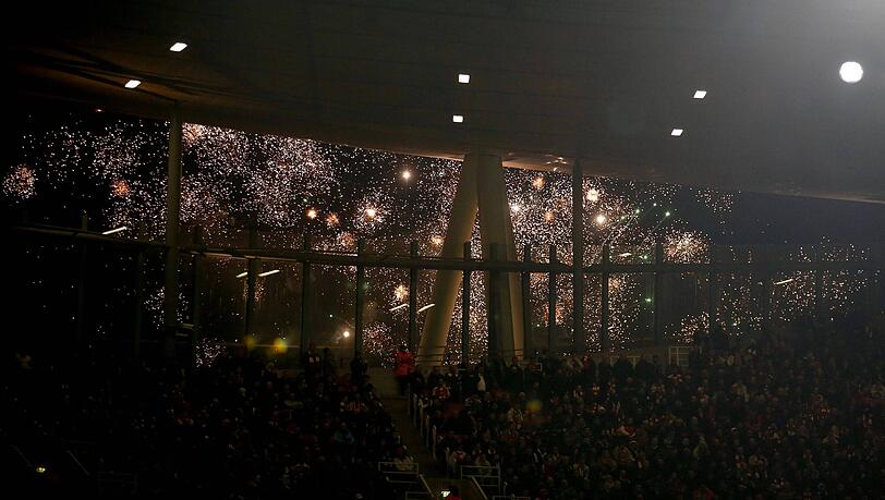 Die ausgesperrten Bayern-Fans sorgten für ein Feuerwerk auf der Esplanade vor dem Emirates Stadium.