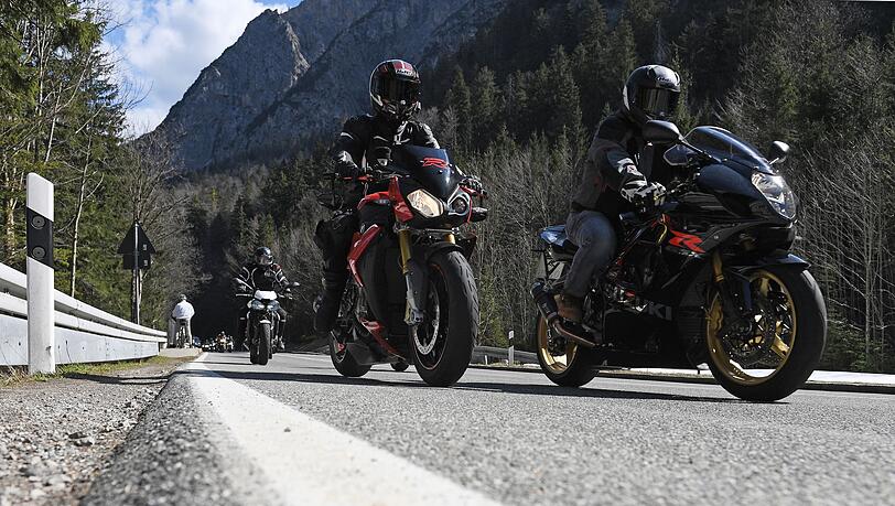 Motorradfahrer verursachen teurere Unfälle als Autofahrer. (Symbolbild)