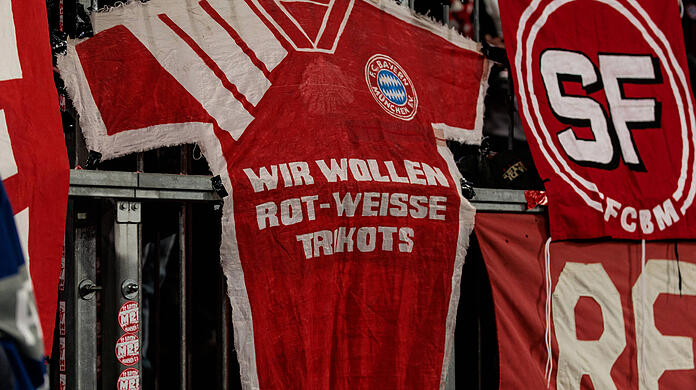 Die Trikotgestaltung sorgt immer wieder für Unmut bei den Bayern-Fans. Nun sind Entwürfe für das Oktoberfest-Leibchen aufgetaucht.