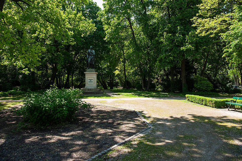 Der Maximiliansplatz ist eher ein Park. Dort spenden viele B&auml;ume Schatten. Am Stachus nebenan ist es viel hei&szlig;er.