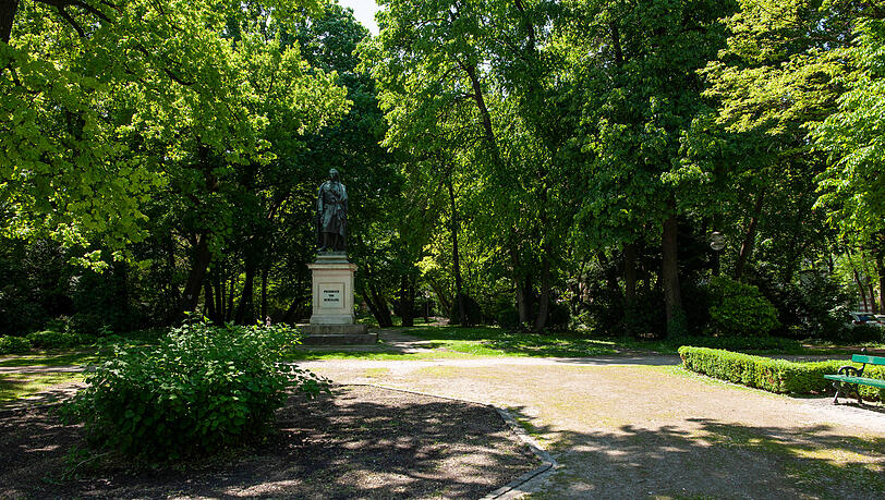 Der Maximiliansplatz ist eher ein Park. Dort spenden viele B&auml;ume Schatten. Am Stachus nebenan ist es viel hei&szlig;er.