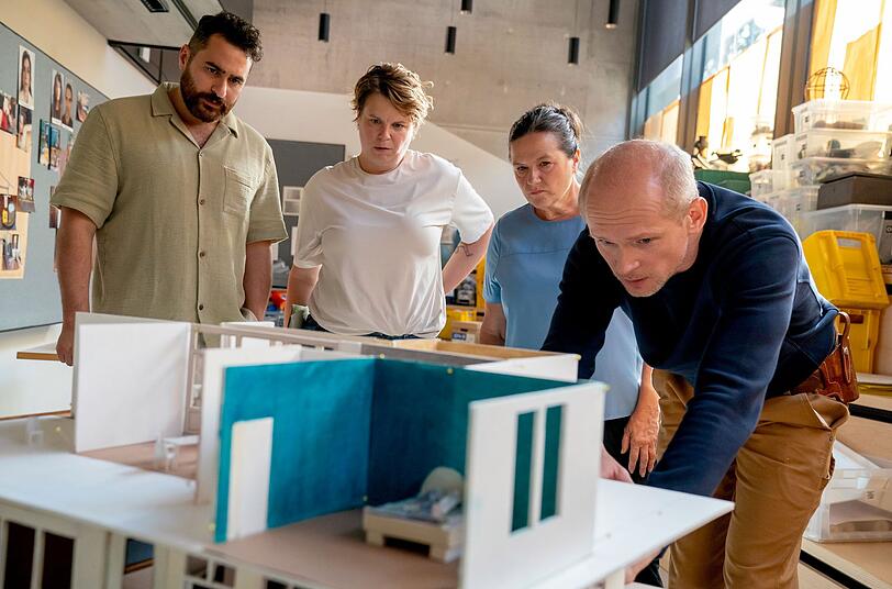 Die Ermittler arbeiten mit einem Modell des Tatorts. Jan Kawig (Bernhard Conrad, rechts) rekonstruiert die Tatnacht mit Cem &Ouml;zbey (Ugur Kaya, links), Sabine Limmer (Berit K&uuml;nnecke, zweite von links) und Marion D&ouml;rner (Anne-Kathrin Gummich.