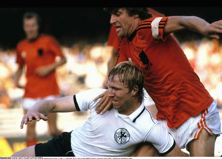 14. Juni 1980, EM-Vorrunde in Neapel, DFB-Niederlande 3:2 (1:0)
Deutschland führt 3:0, hat den Final-Einzug vor Augen, als der 19-jährige Lothar Matthäus sein Debüt feiert (73.). Er kommt für Kapitän Bernard Dietz, der unlängst zugab, eine Verletzung simuliert zu haben, um dem Ausnahmetalent zur Premiere zu verhelfen. &bdquo;Schwupps, nach drei Minuten hatte er den ersten Holländer umgelegt&ldquo;, erinnert sich Trainer Jupp Derwall später an die Szene, in der Matthäus den Elfmeter verursachte, der zum 1:3 führte. Es reicht aber, Deutschland gewinnt später gegen Belgien den zweiten EM-Pokal. Matthäus muss bis zum 18. November 1981 auf sein zweites Länderspiel warten.