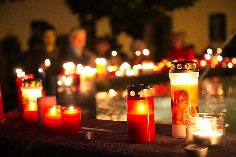 Stille Trauer und ein Zeichen gegen Gewalt: Die Bad Reichenhaller demonstrieren und zünden Kerzen an nach dem Mord in der WM-Nacht.